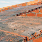 Un grupo de construcción Descripción generada automáticamente con confianza media